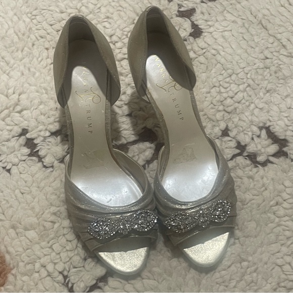Ivanka Trump Nanci Silver Suede Heels  Size 10 - Picture 5 of 11